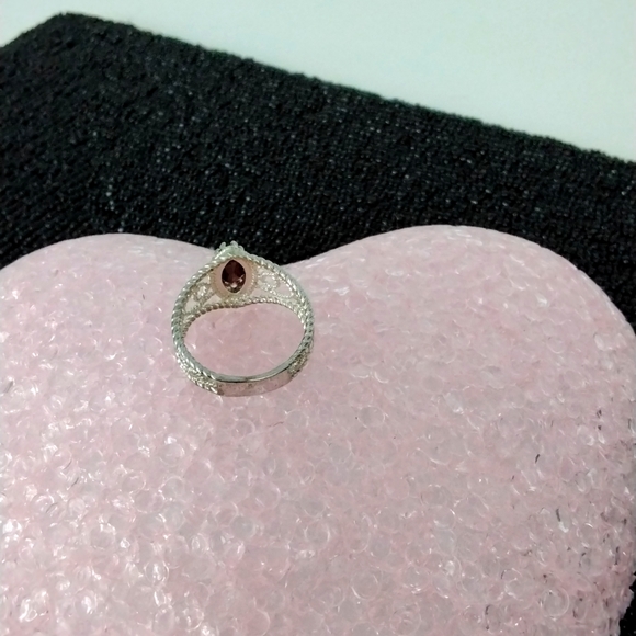 Silver tone filigree ring with red stone - Picture 3 of 7